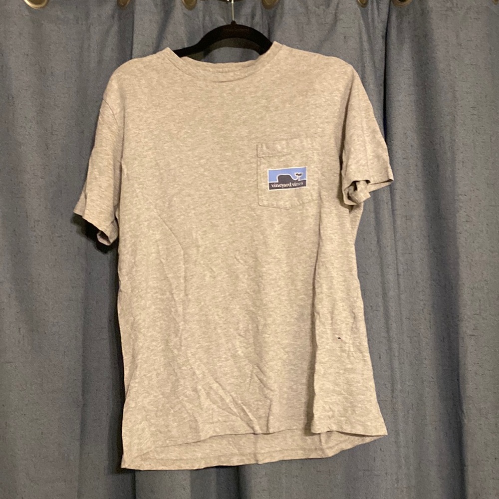 Rare design- Vineyard vines t shirt
